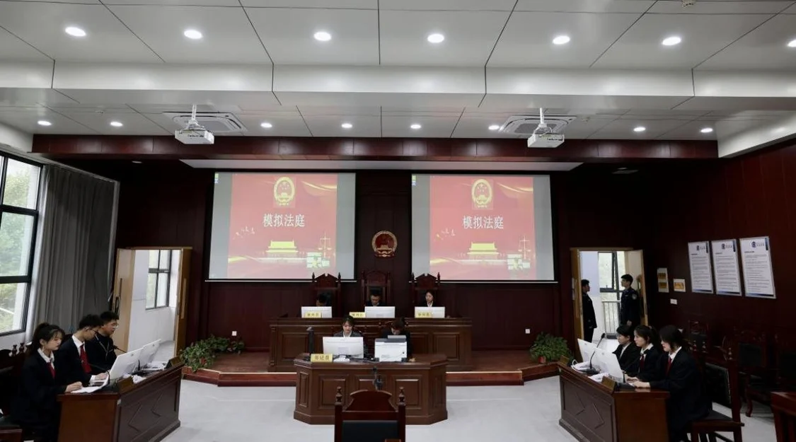 与校企合作单位大沧海律所联合开展“法庭进校园，践行司法正义”模拟法庭实践活动