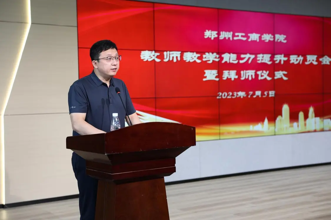 副校长褚颜魁宣读受聘导师名单
