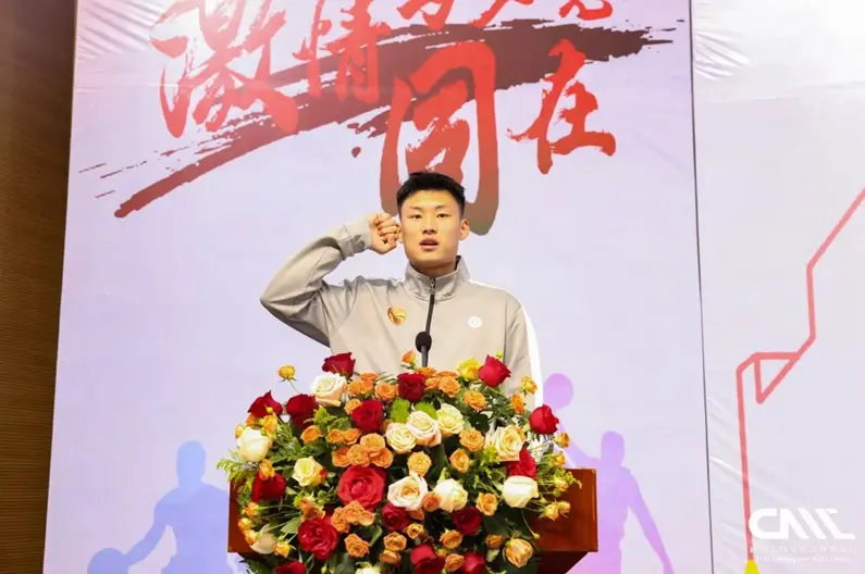 运动员代表高旭东宣誓（徐骥、郝皓 摄）