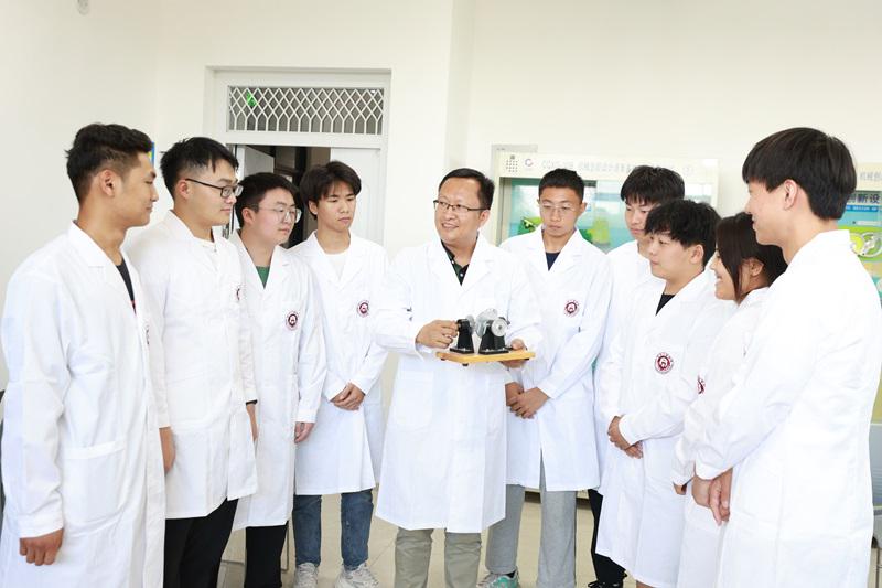郑州工商学院：6t体育教师刘剑荣获河南省教科文卫体系统“工匠人才”称号