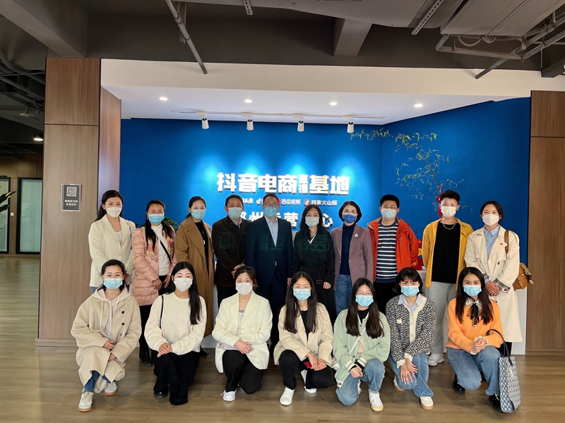 商学院直播电商创新班学生代表在抖音电商直播基地实习实践.jpg