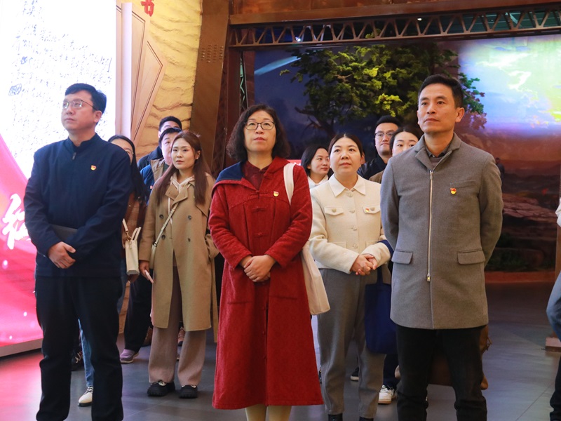 4参观中国共产党人精神谱系馆.jpg