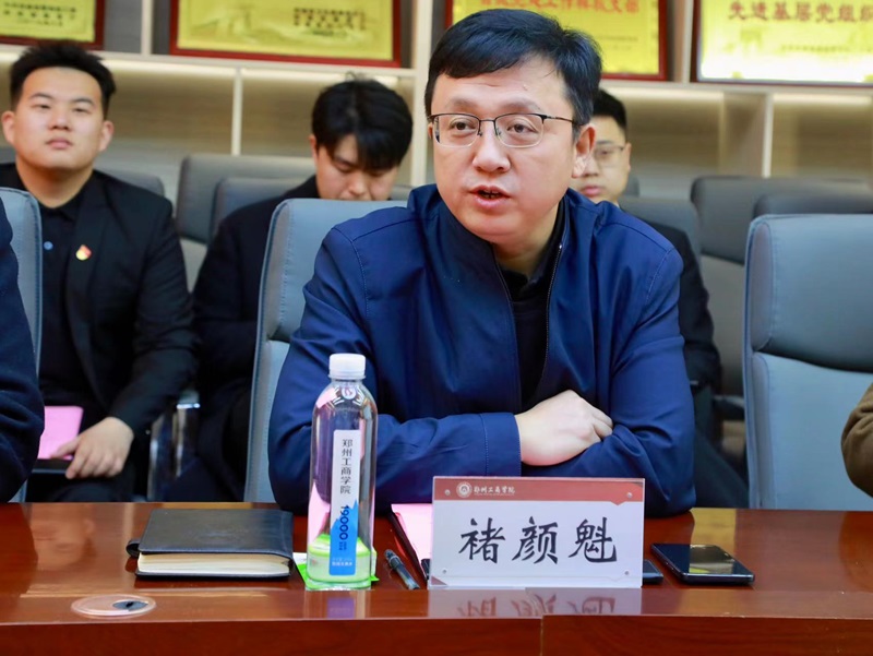 66t体育党总支书记褚颜魁介绍全国党建工作先进经验.jpg