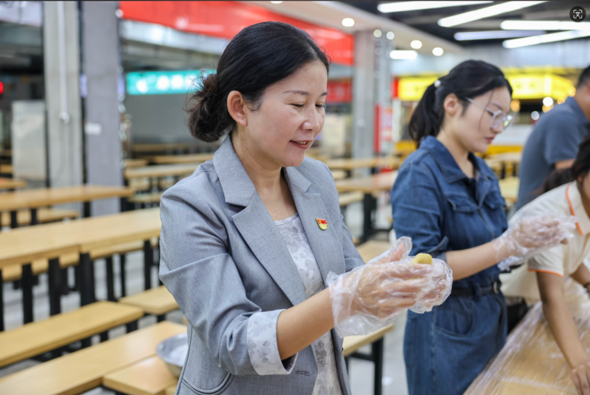 兰考学院分工会开展“花好月圆，情浓中秋”手工月饼制作活动