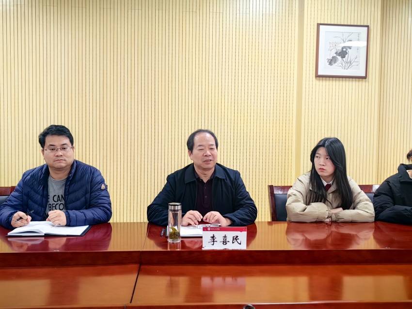 图书馆开展“馆长带您深度‘翻’阅图书馆”交流活动