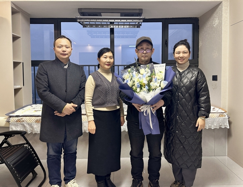校党委组织开展2025年春节前走访慰问生活困难党员、老党员、老干部活动