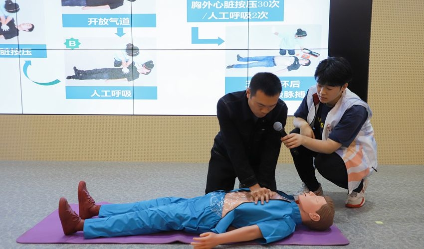 体育学院举办心肺复苏急救技能培训