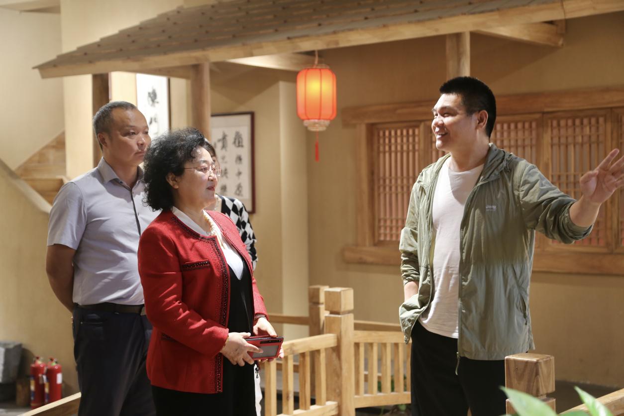 我校文化创意传播专业集群产教融合调研组深入河南喷空文化传媒有限公司开展调研