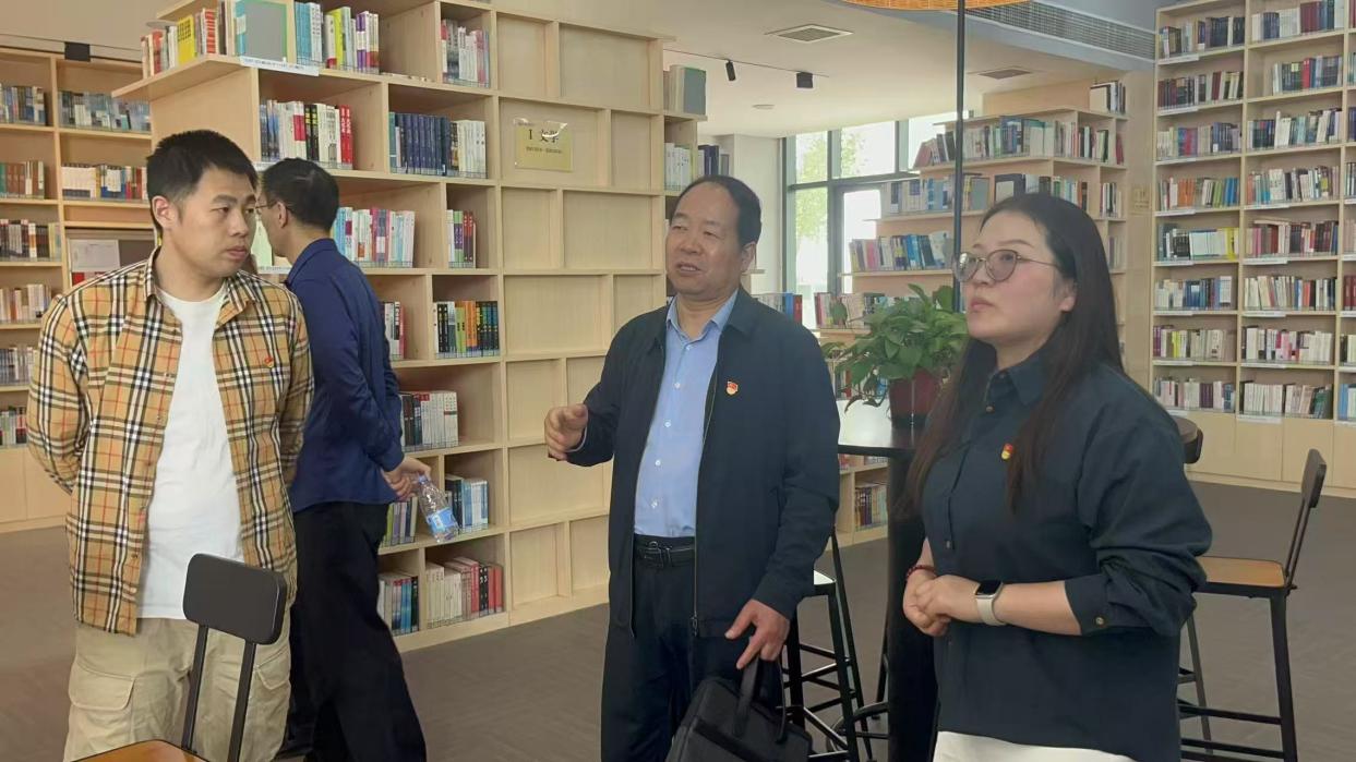 图书馆馆长李喜民一行赴兰考学院开展业务交流活动